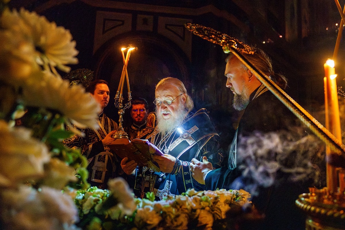 В канун Великой Субботы Святейший Патриарх Кирилл совершил утреню с чином погребения в Храме Христа Спасителя